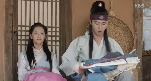 Hwarang tập 5: Go Ara tim đập loạn khi lỡ thấy