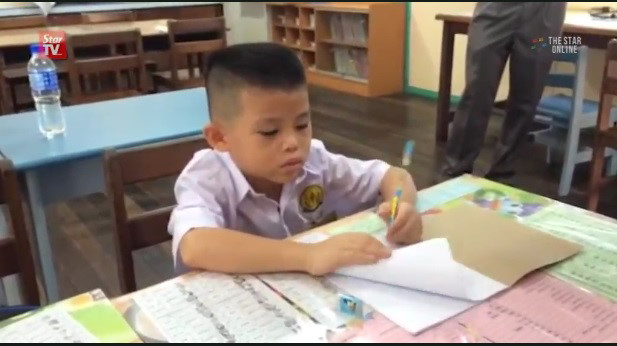 Em học sinh duy nhất ở trường, đ&atilde; gi&uacute;p ng&ocirc;i trường kh&ocirc;ng bị đ&oacute;ng cửa.