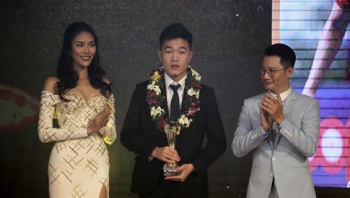 Xuân Trường giành giải cầu thủ yêu thích nhất, Văn Thanh giành giải cầu thủ trẻ xuất sắc nhất