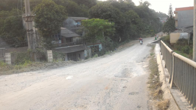 Đoạn đường dẫn l&ecirc;n cầu, 8 năm chưa được ho&agrave;n thiện.