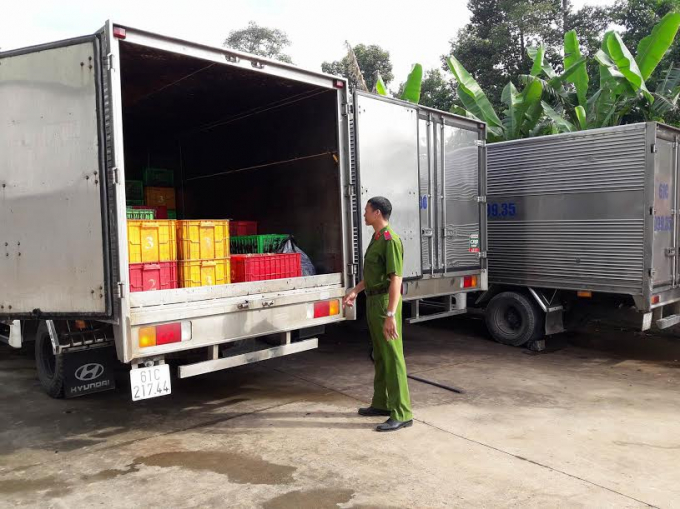 Bắt 3 xe chở nội tạng thối đổ xuống s&ocirc;ng Đồng Nai.