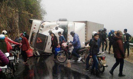 Tai nạn giao thông Plus: Xe container lật giữa đường, đè chết 2 người