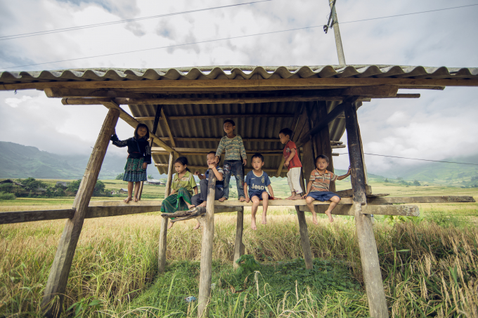 Trẻ em ở đ&acirc;y rất mộc mạc...