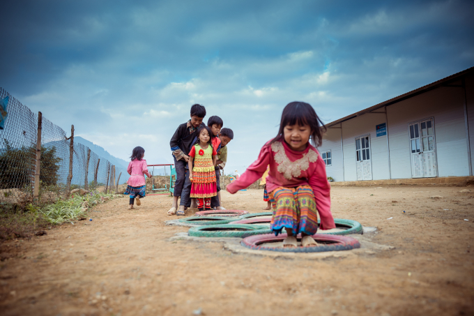 ... hồn nhi&ecirc;n chơi đ&ugrave;a trong sần trường b&aacute;n tr&uacute;.