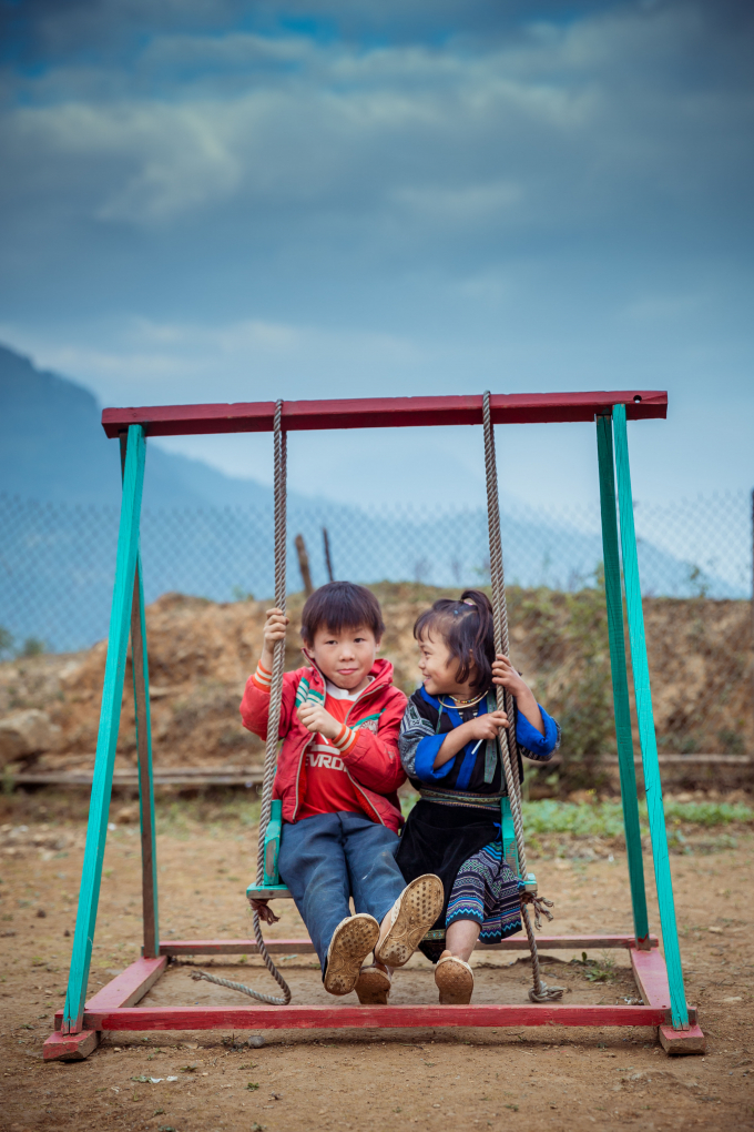 Hai em nhỏ tr&ecirc;n x&iacute;ch đu tự chế...