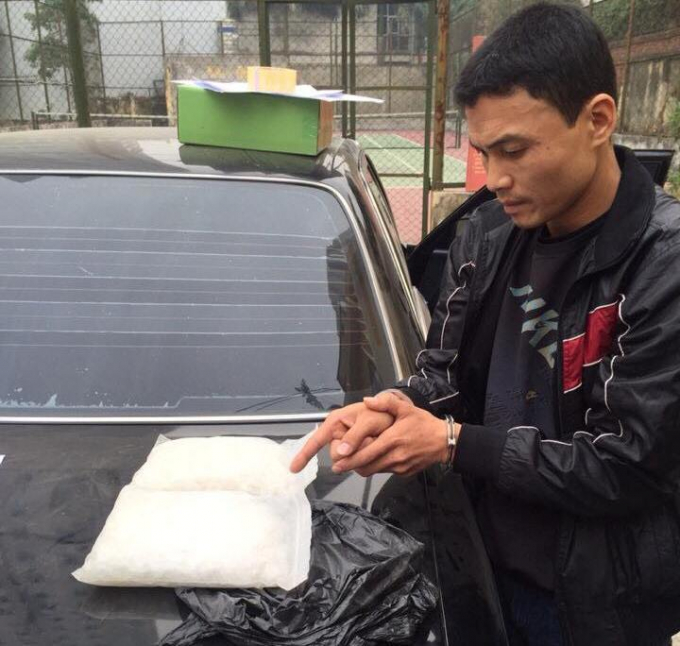 Đối tượng bị bắt giữ c&ugrave;ng với số tang vật.