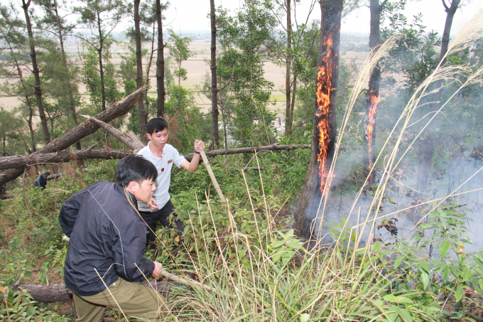 Lực lượng ch&iacute;nh quyền địa phương v&agrave; người d&acirc;n tham gia dập tắt đ&aacute;m ch&aacute;y.