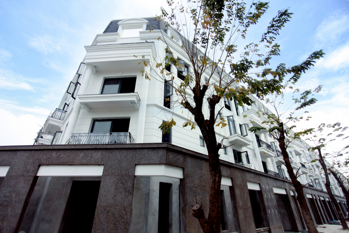 Nh&agrave; phố Thương mại Victoria được b&agrave;n giao th&ocirc; với gi&aacute; mỗi căn từ 3,2 đến 6,5 tỷ đồng