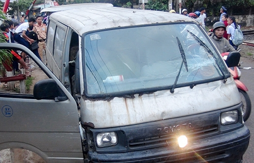 &Ocirc;t&ocirc; chở gỗ lậu&nbsp;lao v&agrave;o nh&oacute;m tuần tra. Ảnh:&nbsp;N.X