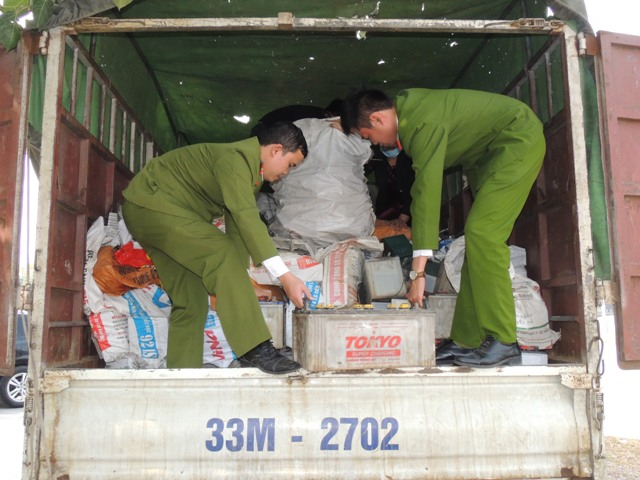 &nbsp;Lực lượng Cảnh s&aacute;t m&ocirc;i trường kiểm tra tang vật (ảnh: C&ocirc;ng an H&agrave; Nam).