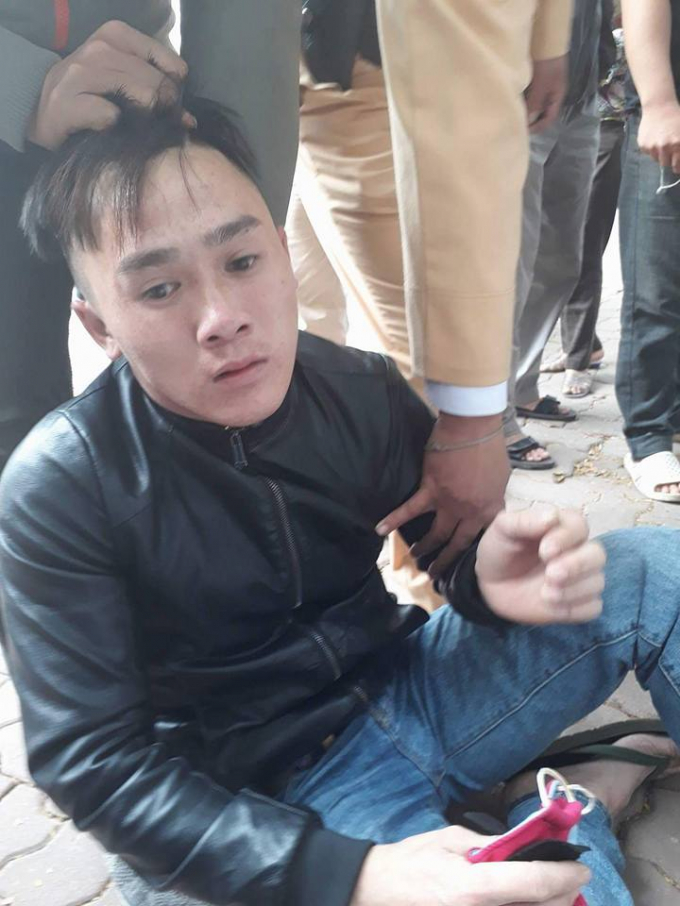 Thắng bị CSGT phối hợp c&ugrave;ng ph&oacute;ng vi&ecirc;n t&oacute;m gọn khi đang cố t&igrave;nh bỏ chạy