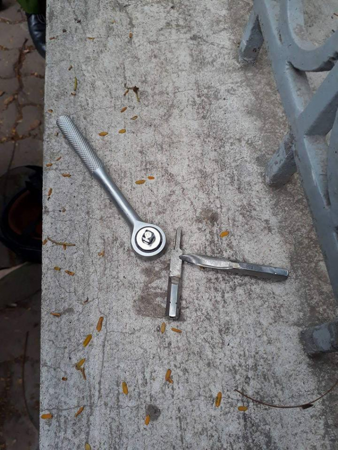 Bộ vam ph&aacute; kho&aacute; m&agrave; đối tượng Thắng mang b&ecirc;n người.