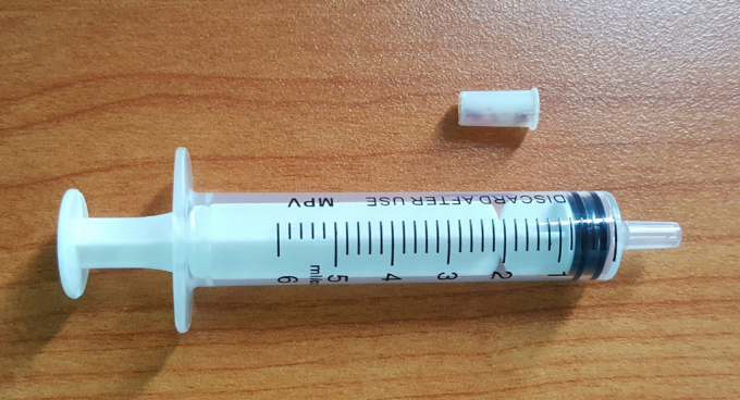 Phần đầu k&egrave;n đồ chơi bằng nhựa được gắp ra từ phổi b&eacute; trai 6 tuổi.