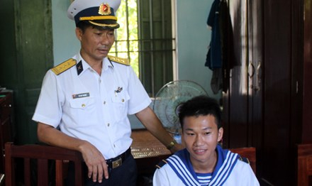 Thượng t&aacute; Vũ Duy Kh&aacute;nh v&agrave; binh nhất Vũ Duy Anh tr&ecirc;n đảo Sơn Ca, trước khi cha con chia tay nhau.