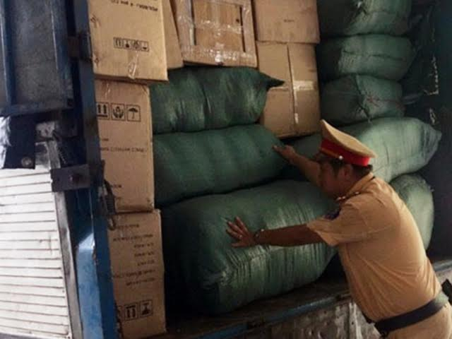 Lực lượng CSGT Quảng Nam kiểm tra xe số L&agrave;o chở h&agrave;ng lậu.