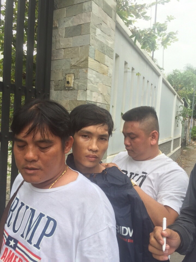 Đối tượng Cường (ở giữa) bị c&aacute;c hiệp sĩ bắt.