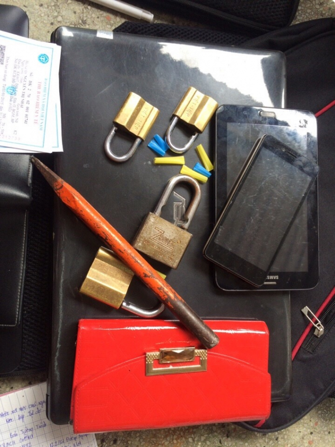 Tang vật v&agrave; đồ nghề của đối tượng bị thu giữ.