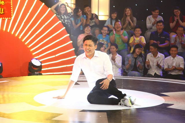 Tranh c&atilde;i nảy lửa về &ldquo;hot boy tr&agrave; sữa&rdquo; ẵm 100 triệu Th&aacute;ch thức danh h&agrave;i