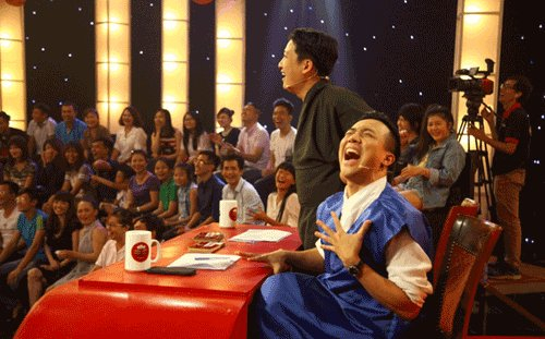 Trường Giang v&agrave; Trấn Th&agrave;nh phấn kh&iacute;ch trước phần tr&igrave;nh diễn duy&ecirc;n d&aacute;ng của