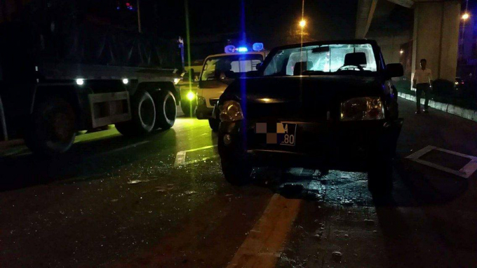 Xe biển xanh mang BKS 29A XXX.80 theo chứng kiến của người d&acirc;n th&igrave; đ&acirc;y l&agrave; nguy&ecirc;n nh&acirc;n dẫn đến tai nạn li&ecirc;n ho&agrave;n tr&ecirc;n. Ảnh: Huy Trung