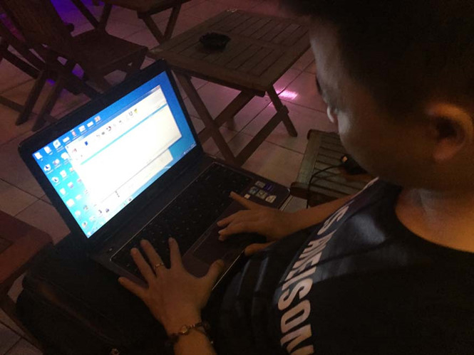 Vũ giới thiệu với PV nhiều 'hồ sơ' kh&aacute;ch h&agrave;ng kh&aacute;c nhau.&nbsp;ẢNH: ĐỨC TIẾN