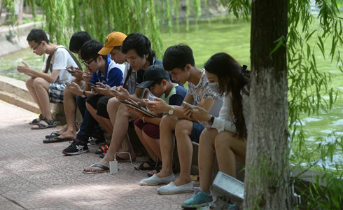 Người Việt chuộng c&ocirc;ng nghệ v&agrave; đang gia tăng thu nhập (Ảnh minh họa: AFP)