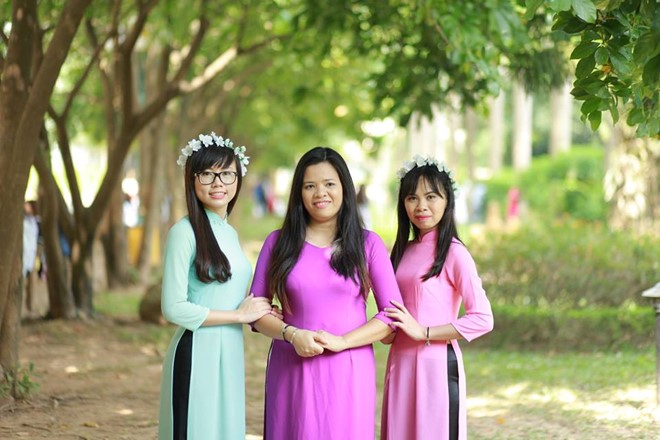 TS Vũ Thu Hương (ở giữa) v&agrave; học tr&ograve;.&nbsp;Ảnh: NVCC.