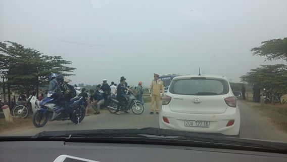 Lực lượng chức năng c&oacute; mặt ở hiện trường để điều tra l&agrave;m r&otilde; nguy&ecirc;n nh&acirc;n.