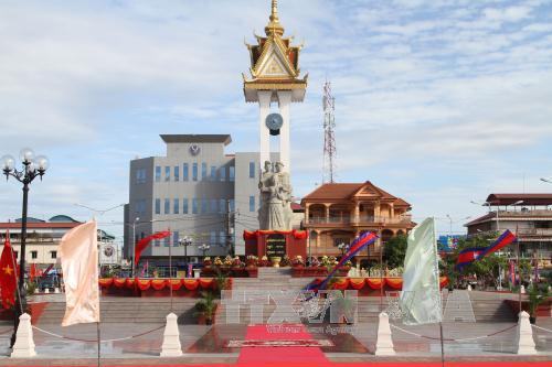 Tượng đ&agrave;i hữu nghị Việt Nam-Campuchia vừa được kh&aacute;nh th&agrave;nh tại tỉnh Kompong Chhnang. Ảnh: Ch&iacute; H&ugrave;ng - Chanh Đa (P/v TTXVN tại Campuchia).