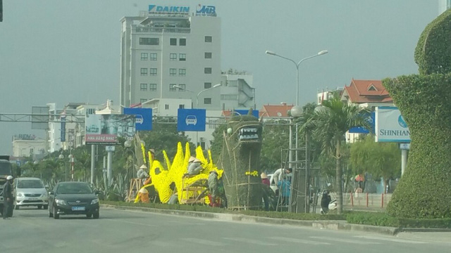 Đ&ocirc;i rồng xanh trước đ&acirc;y, nay được gắn th&ecirc;m hoa v&agrave;ng v&agrave; sửa chữa lại.