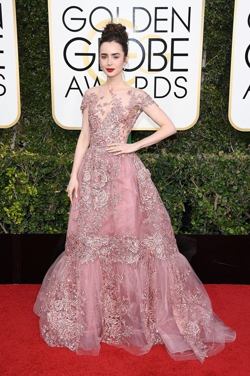 Lily Collins chọn phong c&aacute;ch c&ocirc;ng ch&uacute;a với đầm hồng d&acirc;u ngọt ng&agrave;o d&ograve;ng couture của Zuhair Murad. Thiết kế n&agrave;y nằm trong bộ sưu tập Thu Đ&ocirc;ng 2016.