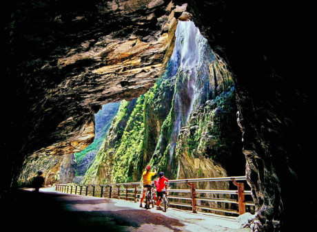 Đến Đ&agrave;i Loan ngo&agrave;i thưởng thức những m&oacute;n ăn hấp dẫn, du kh&aacute;ch c&oacute; thể gh&eacute; thăm những địa danh nổi tiếng như l&agrave;ng cổ An B&igrave;nh, vườn quốc gia A L&yacute; Sơn, Cửu Phần... Ảnh:&nbsp;Taiwan.