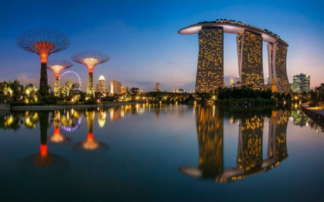 Đảo quốc Singapore c&oacute; nhiều điểm đến hấp dẫn như c&ocirc;ng vi&ecirc;n Merlion, vương quốc c&ocirc;n tr&ugrave;ng, cảng cầu Clarke, nh&agrave; h&aacute;t Esplanade tr&ecirc;n vịnh... thu h&uacute;t rất nhiều kh&aacute;ch du lịch h&agrave;ng năm.  Ảnh:&nbsp;Marina Bay Sands.