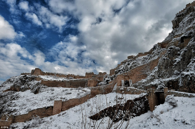 Theo giới chức ch&acirc;u &Acirc;u nguy&ecirc;n nh&acirc;n của đợt lạnh vừa qua l&agrave; do những khối kh&ocirc;ng kh&iacute; lạnh từ cực Bắc, khu vực Bắc &Acirc;u, tr&agrave;n xuống Trung &Acirc;u. Dự kiến đợt lạnh n&agrave;y sẽ c&ograve;n k&eacute;o d&agrave;i trong những ng&agrave;y tới. (Ảnh: EPA)