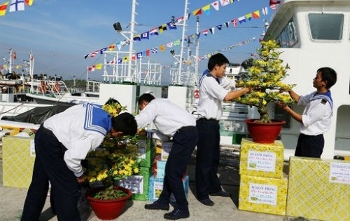 Quà Tết đến nhà giàn DK1: Chúc Tết qua sóng, tặng quà qua dây