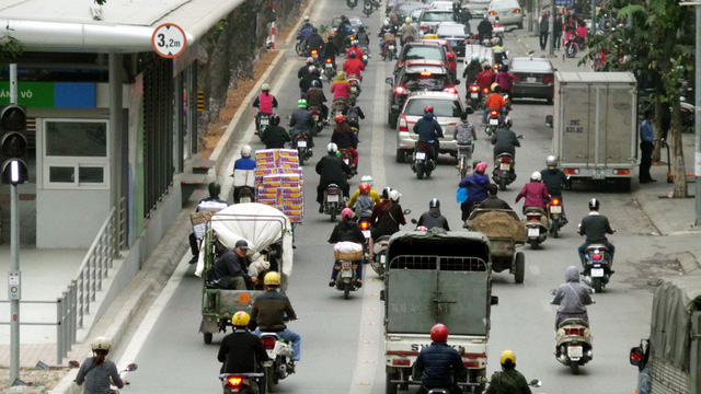 Theo phương &aacute;n ph&acirc;n luồng, tổ chức giao th&ocirc;ng, xe bu&yacute;t nhanh chạy ở l&agrave;n đường ri&ecirc;ng tr&ecirc;n hầu hết tuyến Kim M&atilde; - Bến xe Y&ecirc;n Nghĩa, chỉ một số đoạn ngắn chạy chung với phương tiện kh&aacute;c, gồm đoạn Y&ecirc;n Nghĩa - ng&atilde; ba Ba La, Giang Văn Minh - Kim M&atilde; v&agrave; Kim M&atilde; - Giảng V&otilde;. Tuy nhi&ecirc;n, theo ghi nhận của PV D&acirc;n tr&iacute;, rất nhiều &ocirc; t&ocirc;, xe m&aacute;y vẫn v&ocirc; tư lưu th&ocirc;ng tr&ecirc;n l&agrave;n đường d&agrave;nh ri&ecirc;ng cho xe bu&yacute;t nhanh.