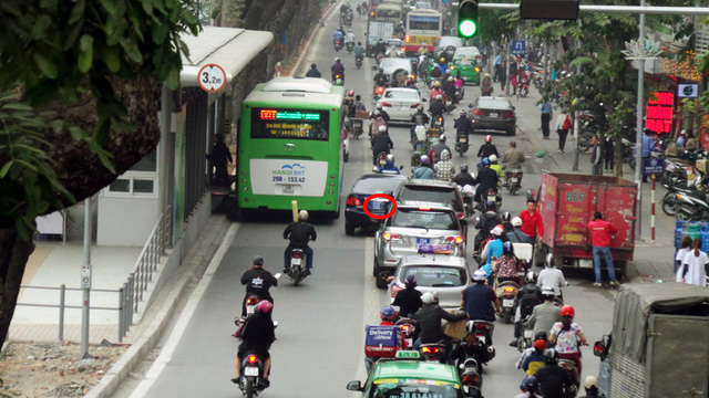 Mặc d&ugrave; tr&ecirc;n l&agrave;n đường d&agrave;nh cho xe bu&yacute;t nhanh đều c&oacute; biển cảnh b&aacute;o, ph&iacute;a dưới c&oacute; vạch sơn kẻ đường nhưng nhiều người điều khiển phương tiện, trong đ&oacute; c&oacute; cả xe biển xanh vẫn &ldquo;l&agrave;m ngơ&rdquo;.