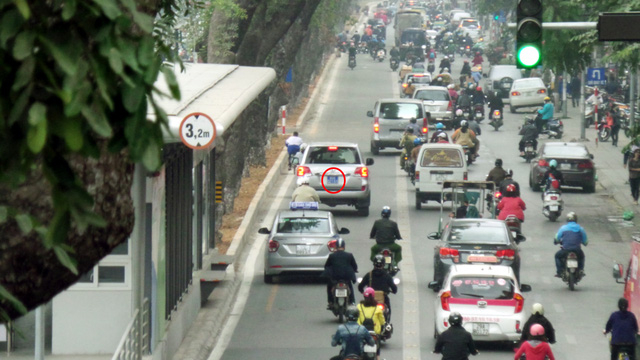 Ở c&aacute;c n&uacute;t giao, nh&agrave; chờ đều c&oacute; lắp hệ thống camera gi&aacute;m s&aacute;t, Cảnh s&aacute;t giao th&ocirc;ng H&agrave; Nội sẽ căn cứ h&igrave;nh ảnh ghi lại để &ldquo;phạt nguội&rdquo;.