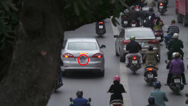 Theo Luật sư Trương Anh T&uacute; (Văn ph&ograve;ng Luật sư Trương Anh T&uacute; - Đo&agrave;n Luật sư TP H&agrave; Nội), kh&ocirc;ng phải tất cả c&aacute;c xe biển xanh, biển đỏ đều được quyền ưu ti&ecirc;n. Điều 22 khoản 2 v&agrave; khoản 1 c&aacute;c điểm a, b, c Luật giao th&ocirc;ng đường bộ 2008 quy định: Xe chữa ch&aacute;y đi l&agrave;m nhiệm vụ; Xe qu&acirc;n sự, xe c&ocirc;ng an đi l&agrave;m nhiệm vụ khẩn cấp, đo&agrave;n xe c&oacute; xe cảnh s&aacute;t dẫn đường; Xe cứu thương đang thực hiện nhiệm vụ cấp cứu khi đi l&agrave;m nhiệm vụ phải c&oacute; t&iacute;n hiệu c&ograve;i, cờ, đ&egrave;n theo quy định; kh&ocirc;ng bị hạn chế tốc độ; được ph&eacute;p đi v&agrave;o đường ngược chiều, c&aacute;c đường kh&aacute;c c&oacute; thể đi được, kể cả khi c&oacute; t&iacute;n hiệu đ&egrave;n đỏ v&agrave; chỉ phải tu&acirc;n theo chỉ dẫn của người điều khiển giao th&ocirc;ng.