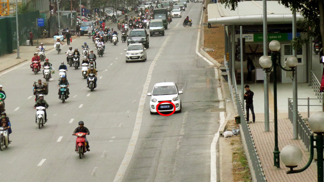 &ldquo;Chỉ những trường hợp quy định tại Điều 22 khoản 2 Luật giao th&ocirc;ng đường bộ 2008 v&agrave; được hướng dẫn cụ thể tại Nghị định số 109/2009/NĐ-CP mới được đi v&agrave;o l&agrave;n đường của BRT. Nếu l&agrave; xe biển xanh, biển đỏ nhưng kh&ocirc;ng thuộc c&aacute;c trường hợp n&agrave;y th&igrave; vẫn bị xử l&yacute; vi phạm h&agrave;nh ch&iacute;nh b&igrave;nh thường theo Nghị định 46/2016/NĐ-CP.&rdquo; - luật sư Trương Anh T&uacute; nhấn mạnh.