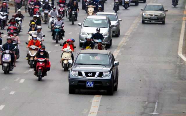 C&aacute;c phương tiện đi v&agrave;o l&agrave;n của BRT sẽ phạm lỗi &ldquo;Đi kh&ocirc;ng đ&uacute;ng phần đường, l&agrave;n đường quy định&rdquo;. Người đi&ecirc;̀u khi&ecirc;̉n &ocirc; t&ocirc; chạy sai làn sẽ bị phạt từ 800.000 đến 1.200.000 đ&ocirc;̀ng; mức phạt đối với người điều khiển m&ocirc; t&ocirc;, xe gắn m&aacute;y l&agrave; từ 300.000 đến 400.000 đồng.