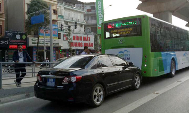 Chiếc xe biển xanh lấn l&agrave;n, h&uacute;c v&agrave;o đu&ocirc;i xe bu&yacute;t nhanh ng&agrave;y 7/1. (Ảnh do X&iacute; nghiệp xe bu&yacute;t nhanh cung cấp)