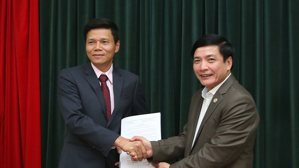 Đồng ch&iacute; B&ugrave;i Văn Cường &ndash; Ủy vi&ecirc;n TƯ Đảng, B&iacute; thư Đảng đo&agrave;n, Chủ tịch Tổng LĐLĐVN (b&ecirc;n phải)&ndash; trao Quyết định bổ nhiệm Tổng Bi&ecirc;n tập B&aacute;o Lao Động tới đồng ch&iacute; Nguyễn Ngọc Hiển. Ảnh: Hải Nguyễn.