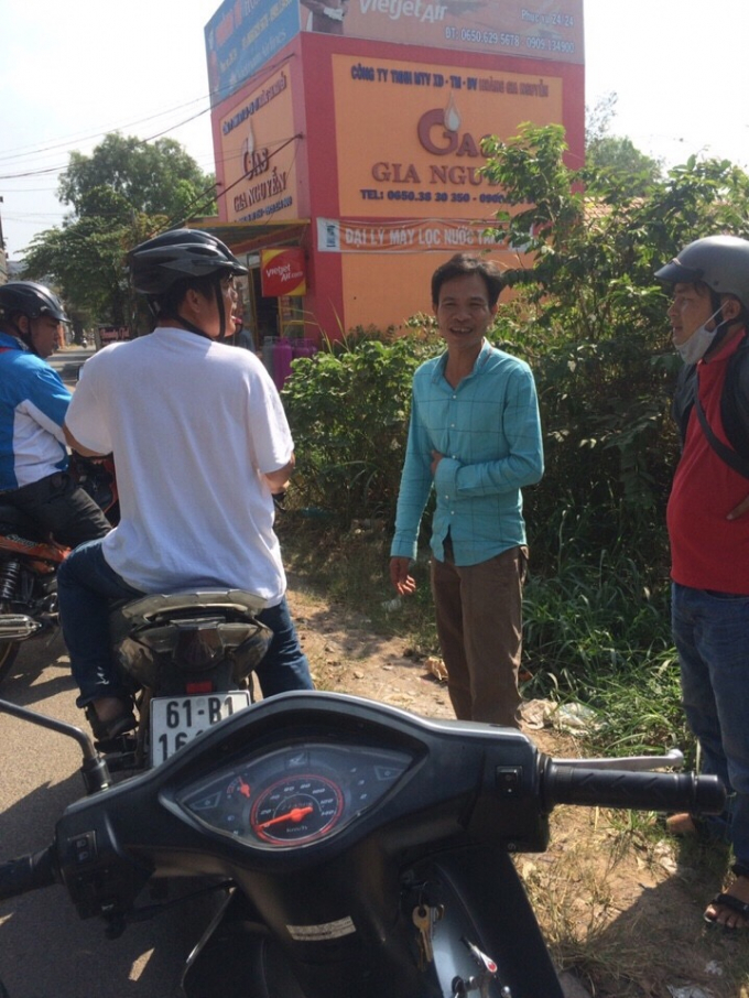 Đối tượng Long (mặc &aacute;o xanh) bị lực lượng hiệp bắt giữ.