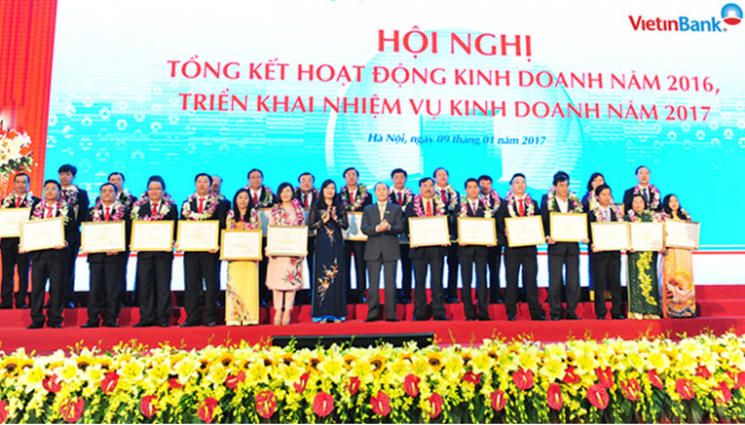 Khen thưởng c&aacute;c chi nh&aacute;nh, đơn vị xuất sắc năm 2016.