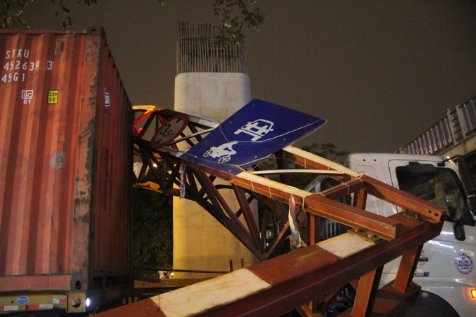 H&igrave;nh ảnh&nbsp;container đ&acirc;m sập thanh giới hạn chiều cao.