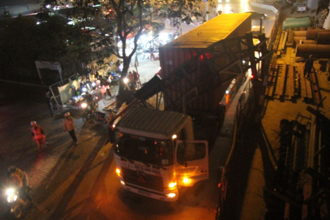 Vụ việc xảy ra tr&ecirc;n đuờng Xu&acirc;n Thủy (H&agrave; Nội) trước chợ đ&ecirc;m sinh vi&ecirc;n.