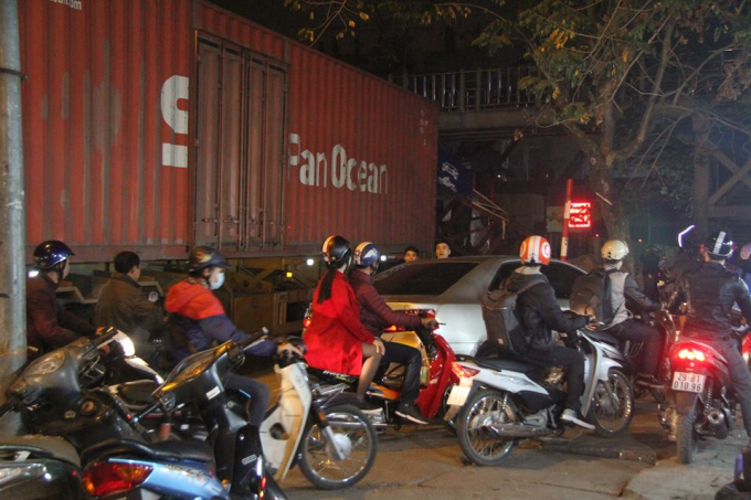Sự việc xảy ra khiến giao th&ocirc;ng gặp nhiều kh&oacute; khăn.