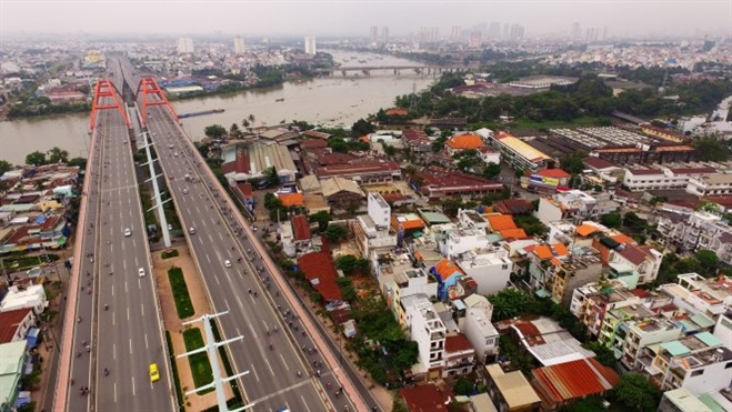 Việc qu&aacute; tải trong nội th&agrave;nh l&agrave; một trong những yếu tố dẫn đến việc c&aacute;c đại gia đi ra ngoại th&agrave;nh t&igrave;m dư địa mới.