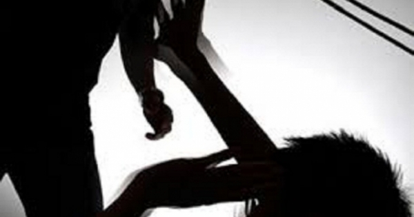 Bị truy đuổi, nhặt chày gỗ giết chồng